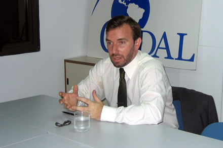 Fabi&aacute;n Calle durante su exposici&oacute;n en la sede de CADAL