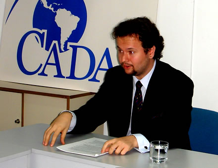 Gustavo Perego durante su exposici&oacute;n en la sede de CADAL