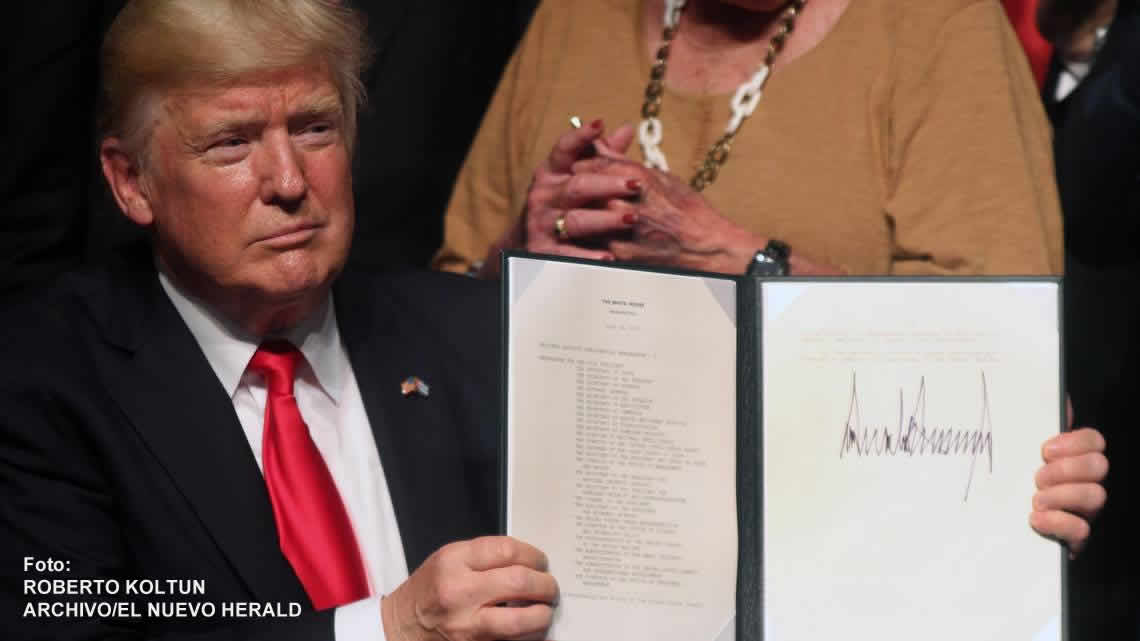 El presidente Donald Trump participa en un acto el 16 de junio del 2016, en el Teatro Manuel Artime de La Pequeña Habana, Miami, en donde anunció cambios de la política de Estados Unidos hacia Cuba. ROBERTO KOLTUN ARCHIVO/EL NUEVO HERALD El presidente Donald Trump participa en un acto el 16 de junio del 2016, en el Teatro Manuel Artime de La Pequeña Habana, Miami, en donde anunció cambios de la política de Estados Unidos hacia Cuba. ROBERTO KOLTUN ARCHIVO/EL NUEVO HERALD